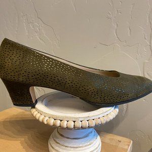Salvatore Ferragamo, Olive Green, Leather Pump, Size 10